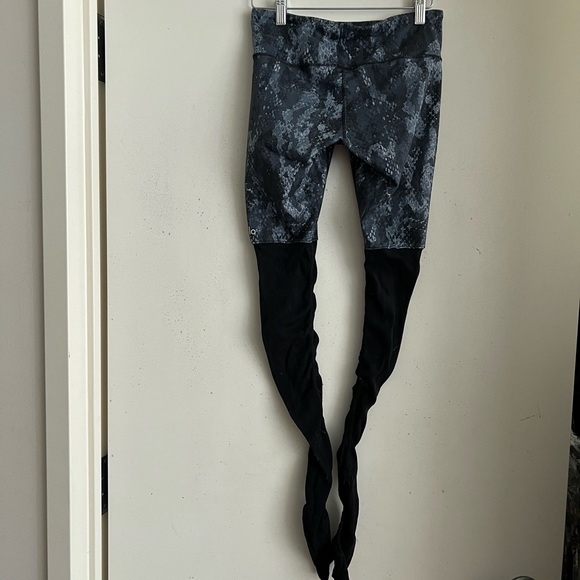 ALO Goddess Ribbed Leggings in Snakeprint & Black - Picture 4 of 9